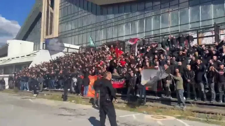 Mblidhen “Plisat” kundër aktgjykimit në Hagë, protestës u bashkohen edhe grupet e tjera të tifozëve