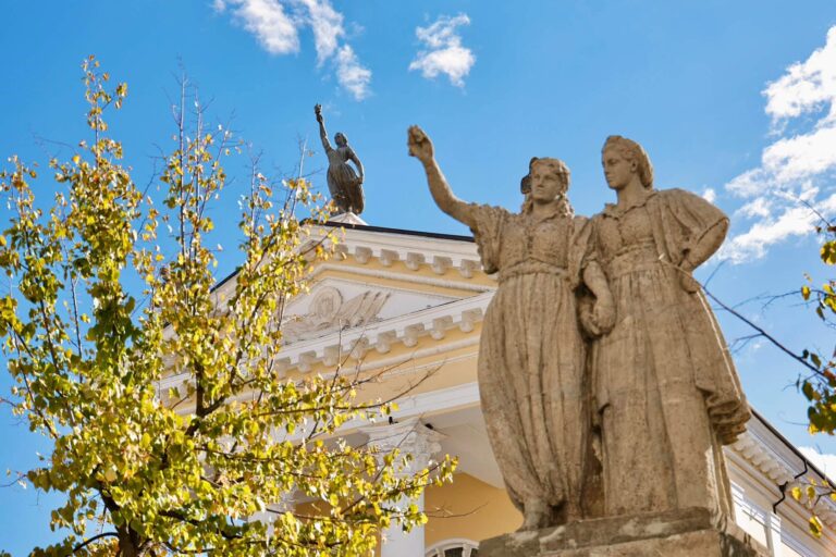 Blendi Gonxhja nxjerr “Valltaret” e Kinostudios, nga hija e kujtesës në dritën e Parkut të Artit