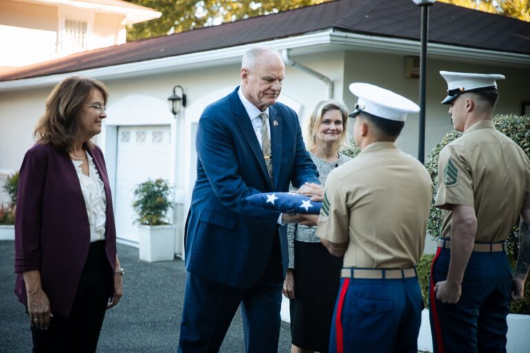 FOTO/ Ambasadori amerikan Eric Wendt merr detyrën, betimi mbi flamurin e SHBA-së: Një kapitull i ri nis në Shqipëri