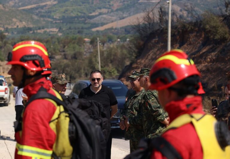 Orët e fundit në Himarë, ministri Nufi: Situata nga zjarri është totalisht e qetë dhe nën kontroll