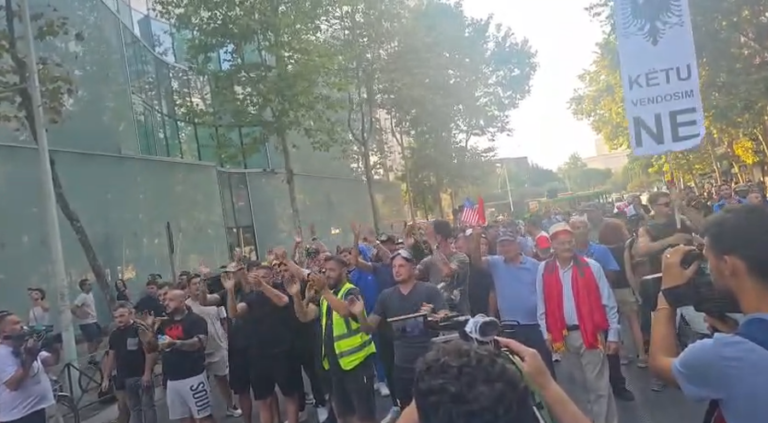Protesta pranë Kuvendit, hidhen vezë dhe domate ndaj efektivëve. Dy protestues të shoqëruar në Komisariat