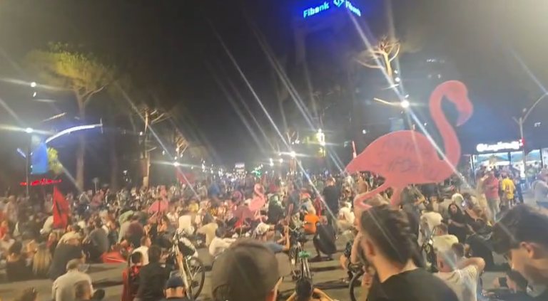 Pas kaosit tek Kuvendi, protestuesit bllokojnë Bulevardin: Nuk shitet Shqipëria