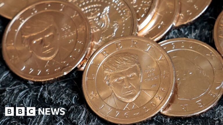 Monedha 1-dollarëshe e Trump-it e bën atë presidentin e parë të gjallë në monedhën amerikane në një shekull