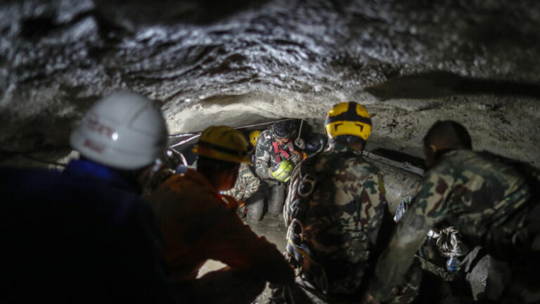 Pas 10 ditësh në tunel: I mbijetuari i përmbytjes në Nepal flet për “jetën e dytë”