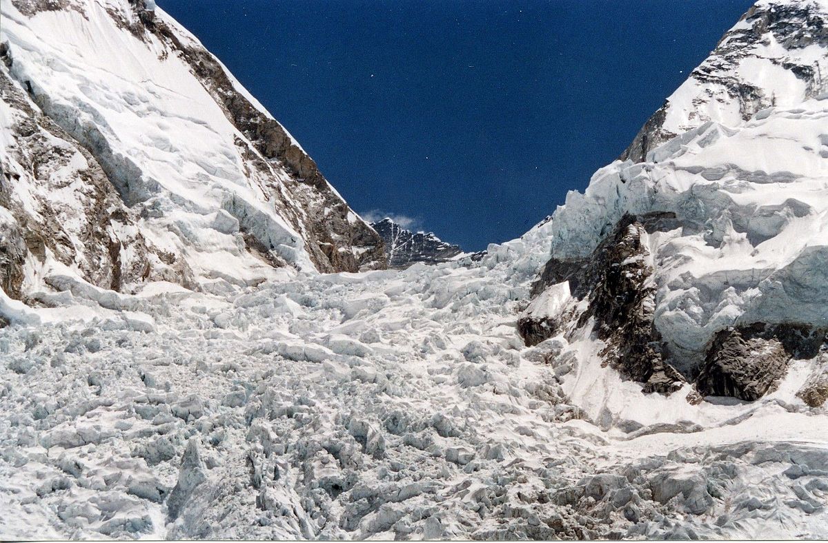 Orteku godet Himlung Himal  të paktën 10 të zhdukur  moti i keq pengon operacionet e shpëtimit