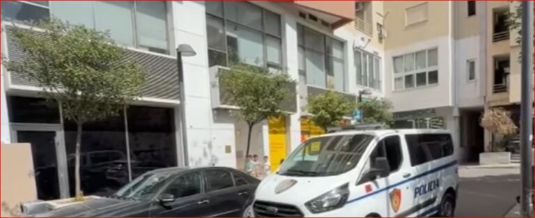 Burri vret bashkëshorten në sy të nipit 14-vjeçar, arratiset nga vendngjarja. Reagon edhe Policia