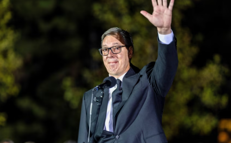 Vuçiq dorëhiqet nga presidenca, por kërkon të mbetet në pushtet