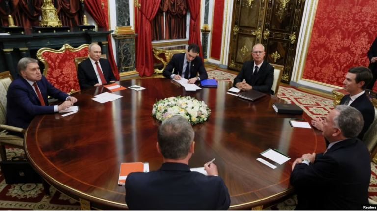 Emisarët amerikanë nisen drejt Kievit pas takimit me Putinin në Moskë