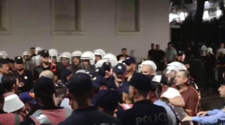 PROTESTA KALON NË DHUNË, TENTATIVA PËR TË HYRË ME FORCË NË KRYEMINISTRI
