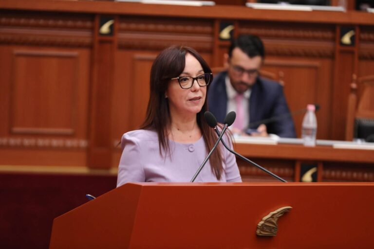 79 vota PRO, Klodiana Spahiu merr frenat e Ministrisë së Shëndetësisë