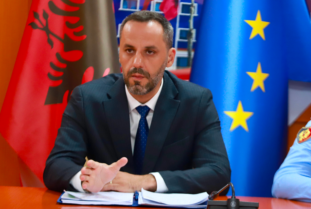 ministri-besfort-lamallari-rishikojme-kriterin-e-moshes-per-pranimin-ne-sherbimin-zjarrfikes