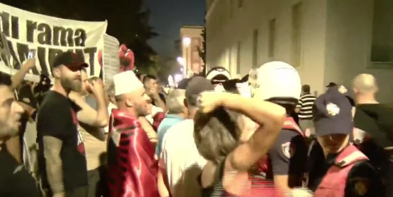 FOTO/ Rikthehet tensioni në protestë, protestuesit bllokojnë daljen e Ramës nga Kryeministria