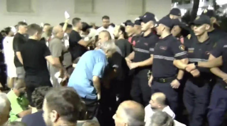 Përplasje në protestë/ Shoqërohet një qytetar, Dritan Goxhaj qëndron në krye të aksionit tek Kryeministria