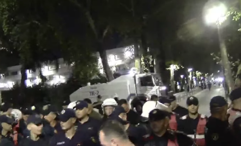 Protesta nën tension, në gatishmëri autoboti i ujit
