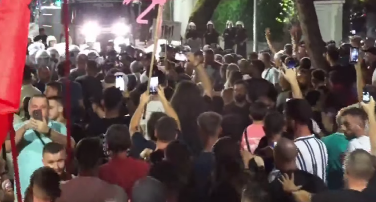 Vijojnë shoqërimet e protestuesëve nga Policia, organizatorët flasin për një provokim nga Rama