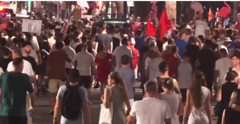 Protestuesit ikin nga Kryeministria pas 2 orësh, marshojnë në rrugët e Tiranës