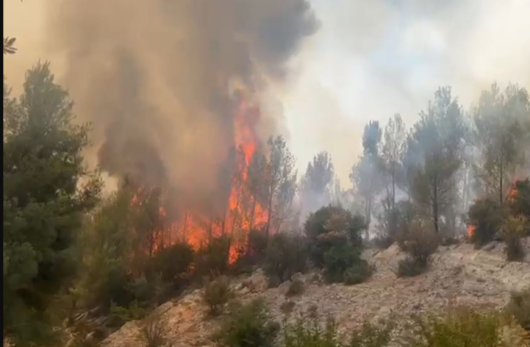 Alarm në Krastë të Krujës, rrezikohen rreth 20 banesa. Banorët kërkojnë ndërhyrje nga ajri