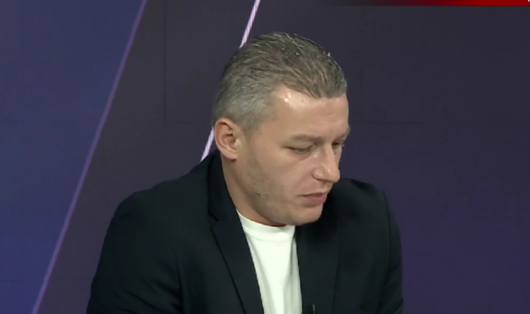 Zyrtari socialist kritikon mentalitetin e punës: Jashtë bëjnë dy punë, këtu pinë kafe