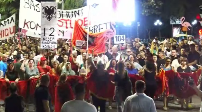 Protestuesit ndalojnë para godinës së Kuvendit: 140 deputetë, të gjithë analfabetë