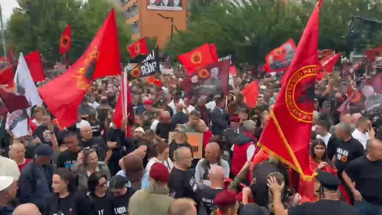 “U rrita pa babanë, por me krenari”, vajza e dëshmorit në marshimin në Prishtinë