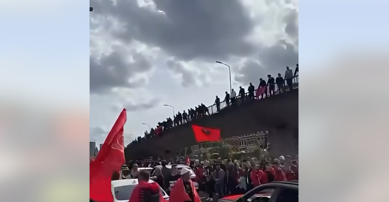 VIDEO/ Shqiptarët mblidhen para Gjykatës Speciale në Hagë në mbështetje të ish-krerëve të UÇK-së