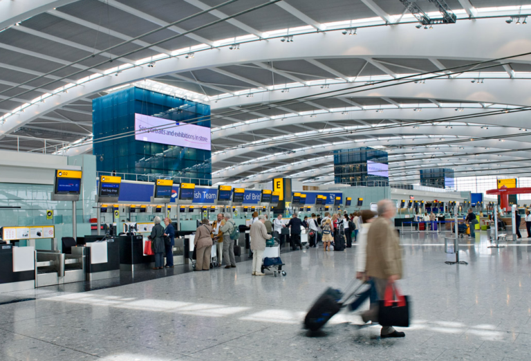 Kaos në aeroportet britanike, kërkohet dorëheqja e shefit të kontrollit ajror