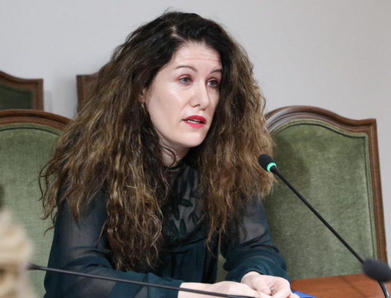 Vlora Hyseni dorëzohet në Prishtinë, autoritetet e shoqërojnë drejt Shqipërisë
