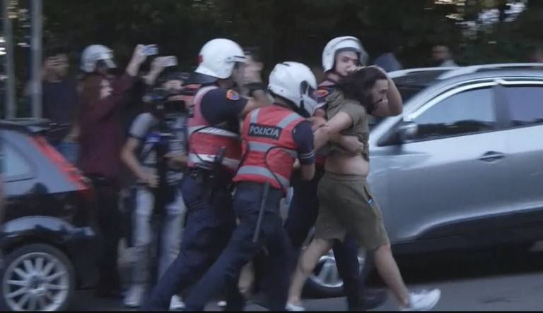 Protesta afër Parlamentit u mbyll me tensione, 15 shoqërime nga Policia