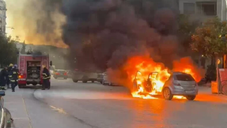 VIDEO/ Flakë dhe panik në Elbasan, makina shpërthen në rrugë. Qytetarët vrapojnë të alarmuar