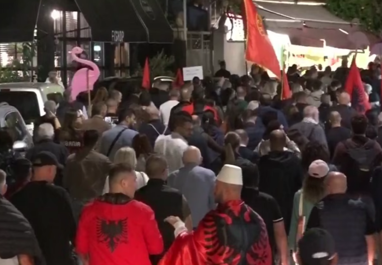 Protestuesit marshojnë drejt ”Qytet Studenti”: Shqipëria po bën revolucion
