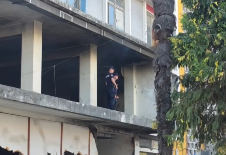 Bie zjarr në godinën ku ndodhen selitë e PD dhe PL