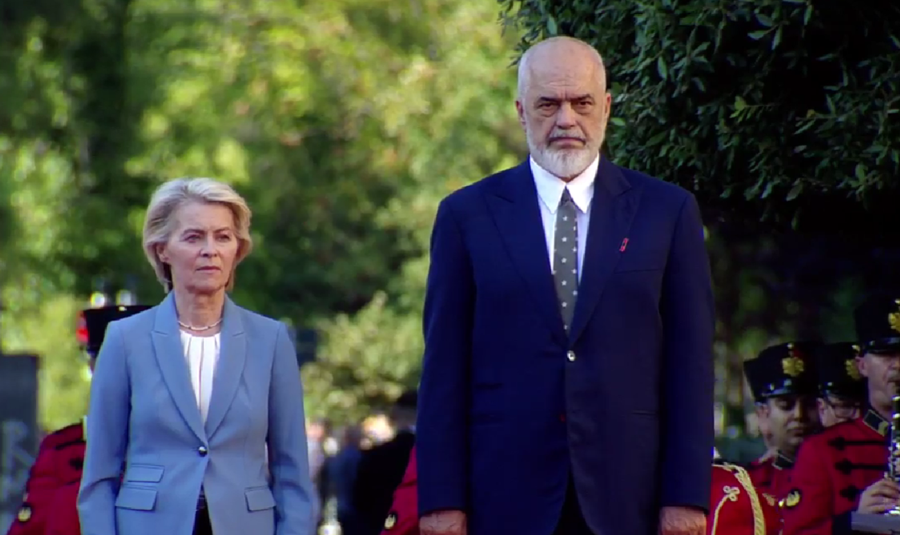 VIDEO  Von der Leyen në Tiranë  pritet nga Rama  Përplasje mes qytetarëve dhe Policisë para Kryeministrisë