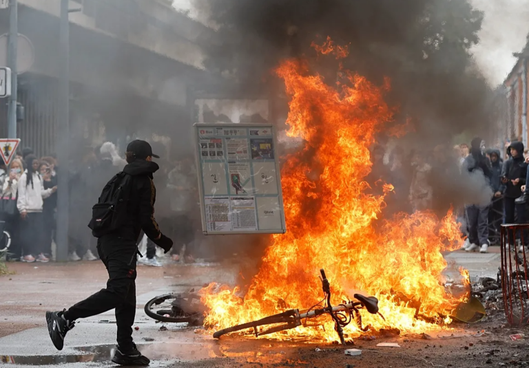Përshkallëzohen protestat, 76 të plagosur dhe qindra arrestime