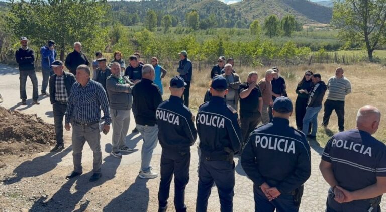 Protestë në Maliq, banorët e Burimasit hedhin akuza: Ujin tonë e duan për një fshat tjetër