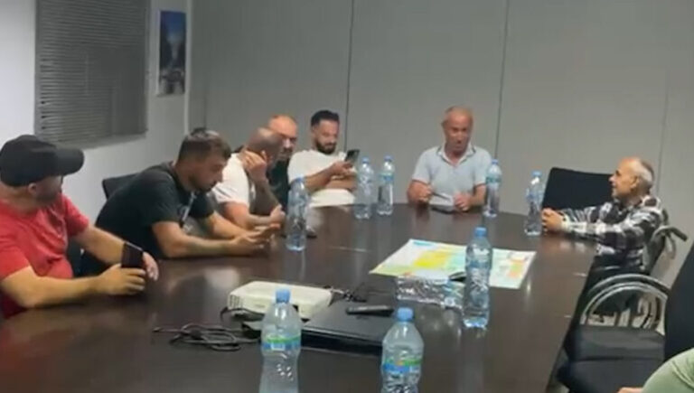 Tension në Patos-Marinzë, banorët ngujohen në zyrat e Bankers Petroleum