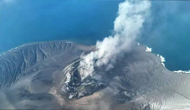 BBC: Shpërthimi i vullkanit lë 150,000 pasagjerë të bllokuar në Indonezi, pezullohen fluturimet në 6 aeroporte