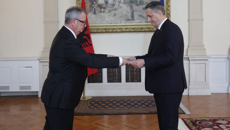 Spiro Koçi nis misionin diplomatik në Sarajevë, i paraqet letrat kredenciale Denis Beqiroviç, kryetar i Presidencës së Bosnjë dhe Hercegovinës
