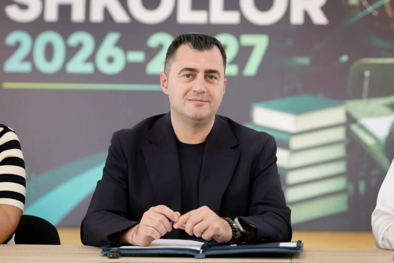 FOTO/ Kryebashkiaku Llatja në çdo shkollë e kopsht, Elbasani gati për vitin e ri shkollor