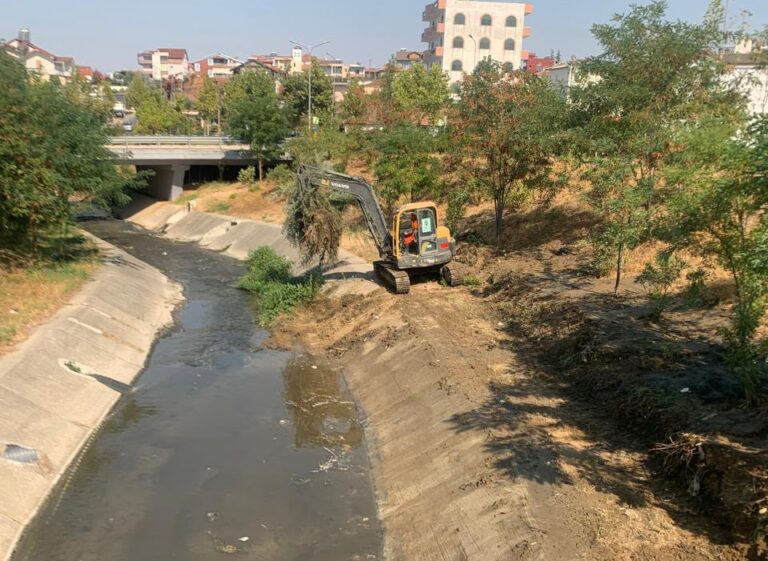 Aksioni i pastrimit në Tiranë/ Pas Paskuqanit, Bashkia nis punë në lumin e Lanës në Shkozë 