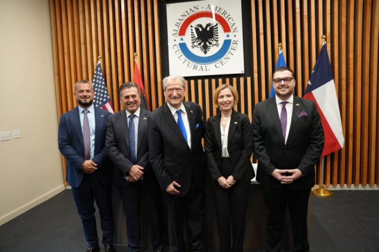 VIDEO/ Berisha vijon turin në Amerikë, takohet me shqiptarët e diasporës në Texas