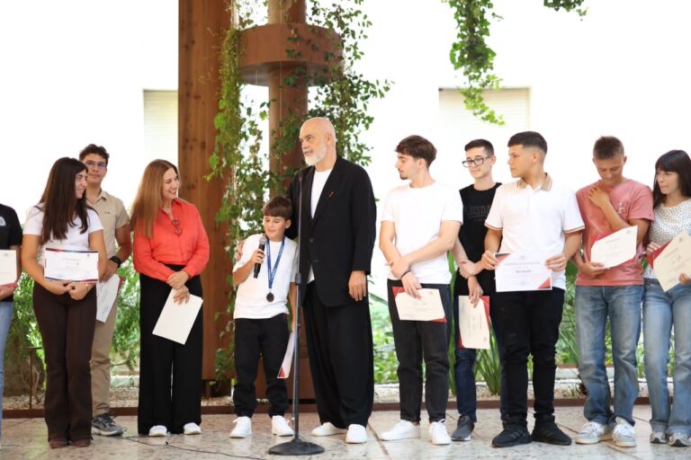 Vlerësohen 88 olimpiadistë, Rama: Rezultati i PISA-s, fryt i transformimit të sistemit arsimor