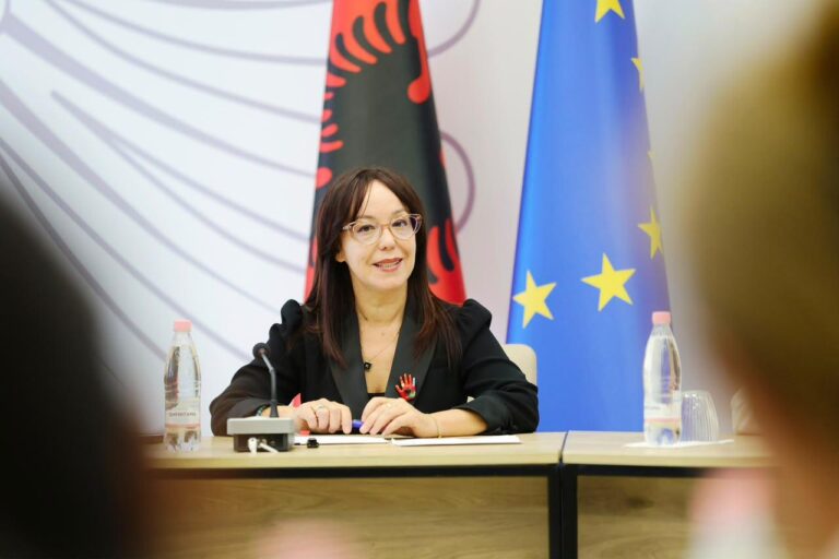 Ministrja Spahiu merr detyrën: Në qendër të punës qytetari, prani besnike në çdo institucion të sistemit shëndetësor