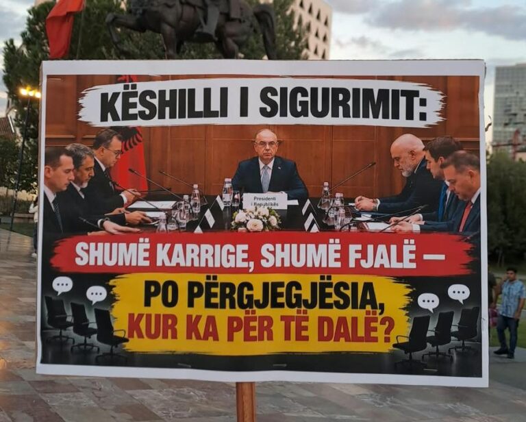FOTO/ Dita e 121-të e protestës, pankartat me sms-të fokusohen te SHISH dhe Këshilli i Sigurisë