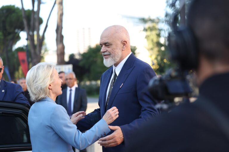 VIDEO/ Von der Leyen në Tiranë, pritet nga Rama. Përplasje mes qytetarëve dhe Policisë para Kryeministrisë