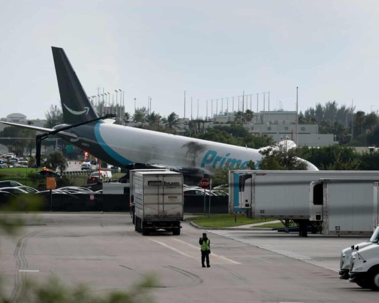 Avion mallrash i Amazon rrëzohet në aeroportin e Miamit pasi del jashtë piste