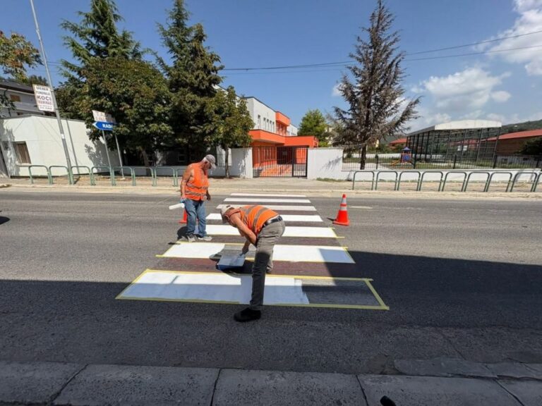 FOTO/ Viti i ri shkollor, ARRSH forcon masat për sigurinë rrugore pranë shkollave