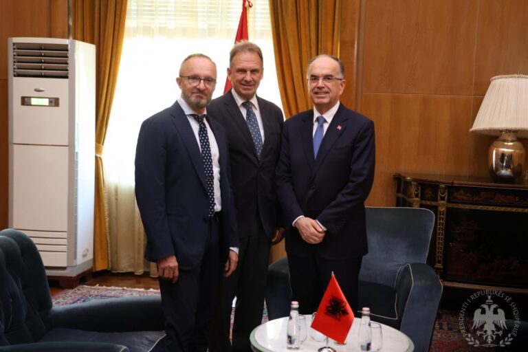 Begaj pret përfaqësuesit e fondacionit “Konrad Adenauer”: Shqipëria po avancon në procesin e anëtarësimit në BE