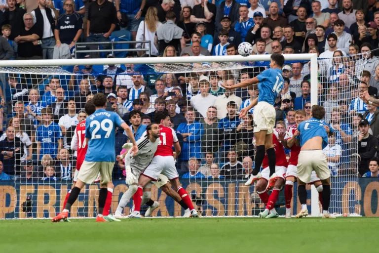 Brighton turpëron kampionët e Arsenalit në Premier League