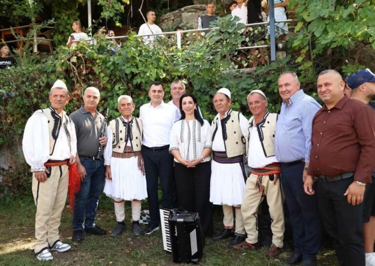 Bysheku i Elbasnit feston, natyra dhe tradita bashkojnë qytetarë e turistë