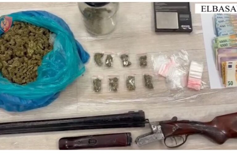 Iu kapën 1.1 kg kanabis gati për shitje, armë dhe para, në kërkim 40-vjeçari në Elbasan